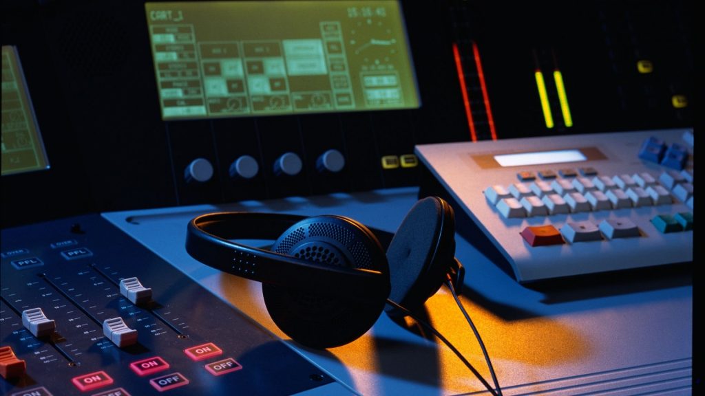 Sejarah Radio Sebagai Media Hiburan Dan Informasi 3 Sejarah Singkat Masuknya Radio Di Indonesia