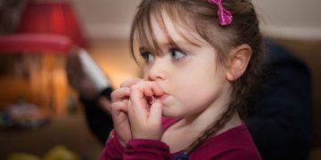 Perilaku Anak yang Sering Menggigit Kuku Apa Penyebabnya?