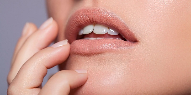 Tips Memakai Riasan Sederhana Agar Terlihat Cantik Alami 8 Tips Memakai Riasan Sederhana Agar Terlihat Cantik Alami