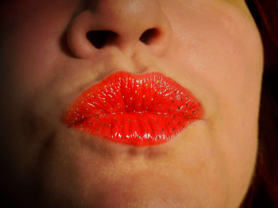 Mengenal Karakter Perempuan dari Warna Lipstik yang Dipakainya 3 Mengenal Karakter Perempuan dari Warna Lipstik yang Dipakainya