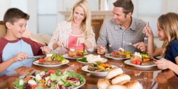 Benarkah Sering Meluangkan Waktu Makan Bersama Keluarga Memiliki Manfaat?