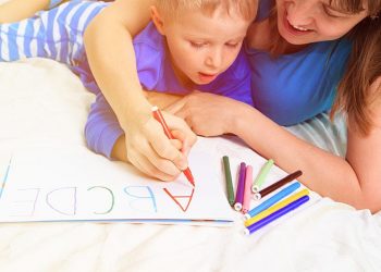 Hari Aksara Sedunia: Kapan Waktu yang Tepat Mengajarkan Huruf Pada Anak