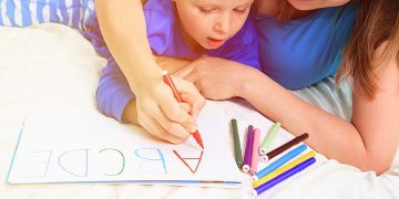 Hari Aksara Sedunia: Kapan Waktu yang Tepat Mengajarkan Huruf Pada Anak