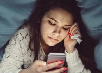 Apa yang Menyebabkan Seseorang Stalking Mantan Meski Sudah Putus