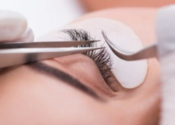 Bulu mata sedang dilentikkan - Womanindonesia.co.id