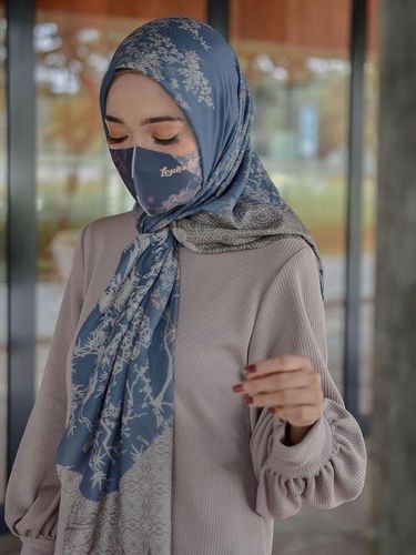 4 Gaya Casual Keren Meski Pake Masker 5 4 Gaya Casual Keren Meski Pake Masker_Womanindonesia.jpg