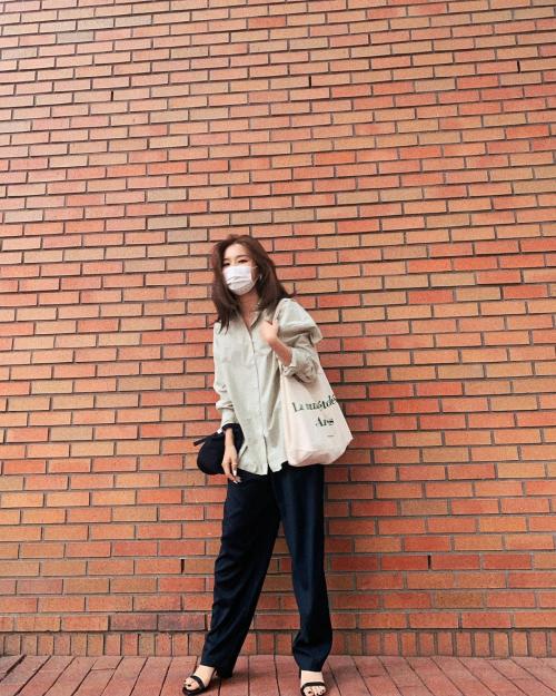 4 Gaya Casual Keren Meski Pake Masker 3 4 Gaya Casual Keren Meski Pake Masker_Womanindonesia.jpg