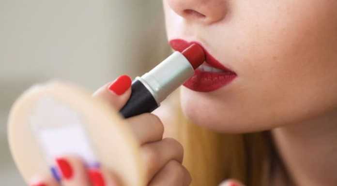 7 Langkah Makeup Tunangan yang Sempurna 8 7 Langkah Makeup Tunangan yang Sempurna_Womanindonesia.jpg