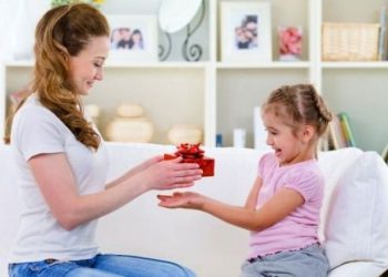 Bolehkah Merayu Anak dengan Mainan Agar Mau Belajar?