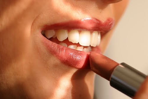Mengenal 7 Jenis Lipstik, Kamu Pakai yang Mana? 3 Mengenal 7 Jenis Lipstik, Kamu Pakai yang Mana_Womanindonesia.jpg