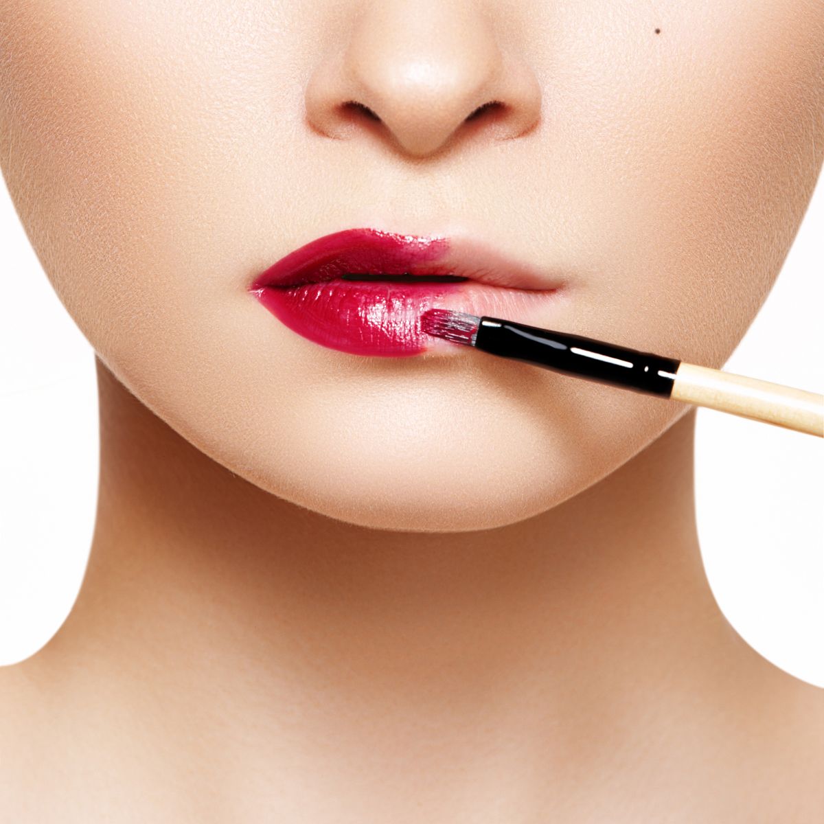 Mengenal 7 Jenis Lipstik, Kamu Pakai yang Mana? 6 Mengenal 7 Jenis Lipstik, Kamu Pakai yang Mana_Womanindonesia.jpg