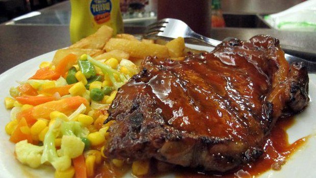 Mengenal Zat Karsinogen Pada Makan yang Harus Dihindari 4 Berikut ini bahan makanan yang mengandung zat karsinogen pemicu kanker: 1. Makanan Renyah dan Coklat Ketika beberapa sayuran, seperti kentang, dipanaskan hingga suhu tinggi, mereka dapat mengeluarkan bahan kimia yang disebut akrilamida. Studi menunjukkan bahwa tikus yang mengonsumsi akrilamida dalam air minumnya terkena kanker, jadi para peneliti berpikir manusia mungkin juga. Anda dapat mengurangi jumlah yang Anda makan dengan memanggang, memanggang, menggoreng, dan memanggang makanan sampai warnanya cokelat, bukan cokelat keemasan atau cokelat tua. Akrilamida juga ditemukan di banyak produk yang Anda beli serta asap tembakau. 2. Alkohol Semakin banyak alkohol yang Anda minum, semakin besar kemungkinan Anda terkena jenis kanker tertentu, seperti: - Kepala dan leher - Kerongkongan - Dada - Hati - Kolorektal Salah satu alasannya mungkin karena bahan kimia karsinogenik yang dihasilkan saat bir, anggur, dan minuman keras dibuat. Para ahli menyarankan wanita tidak lebih dari satu minuman setiap hari dan pria tidak lebih dari dua. 3. Daging Olahan Bacon, salami, pepperoni, sosis daging apa pun yang diawetkan atau diberi rasa dapat meningkatkan peluang Anda terkena kanker usus besar. Para ahli mencapai pandangan itu dengan melihat lebih dari 800 penelitian. Makan hot dog sesekali boleh saja, tetapi batasi jumlah daging olahan yang Anda miliki sebanyak mungkin. Cobalah untuk membatasi makanan yang telah diasinkan, difermentasi, diawetkan atau diasap. Itulah penjelasan mengenai karsinogenik pada makanan serta makanan yang mengandung zat berbahaya itu.