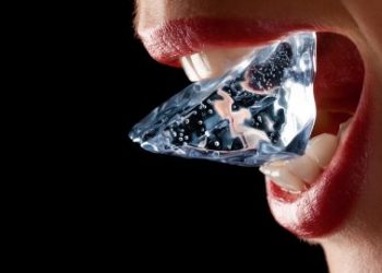 3 Bahaya Sering Mengunyah Es Batu Bagi Kesehatan Gigi_womanindonesia.jpg