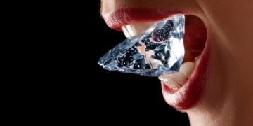 3 Bahaya Sering Mengunyah Es Batu Bagi Kesehatan Gigi_womanindonesia.jpg