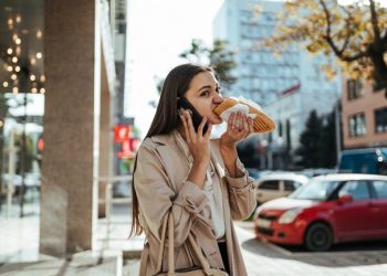4 Bahaya Makan Sambil Berdiri, Picu Gangguan Pencernaan_womanindonesia.jpg