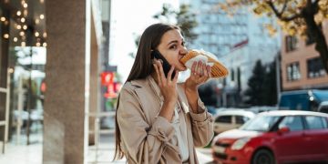 4 Bahaya Makan Sambil Berdiri, Picu Gangguan Pencernaan_womanindonesia.jpg