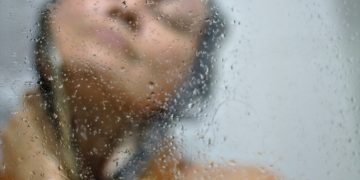 5 Manfaat Mandi di Pagi Hari