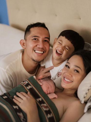 5 Publik Figure yang Memberi ASI Pada Anaknya 3 5 Publik Figure yang Memberi ASI Pada Anaknya Womanindonesia.jpg