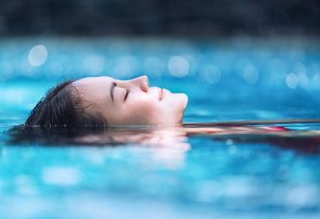 6 Manfaat Berenang dengan Air Dingin_Womanindonesia.jpg