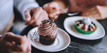 7 Kebiasaan Buruk Makanan Penutup yang Menyebabkan Penumpukan Lemak di Perut_womanindonesia.jpg