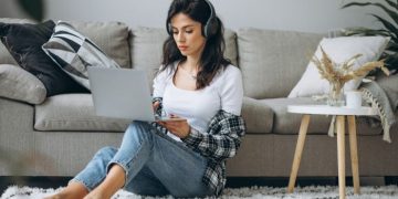 Duduk di Lantai vs Duduk di Kursi, Mana yang Lebih Baik untuk Kesehatan_womanindonesia.jpg