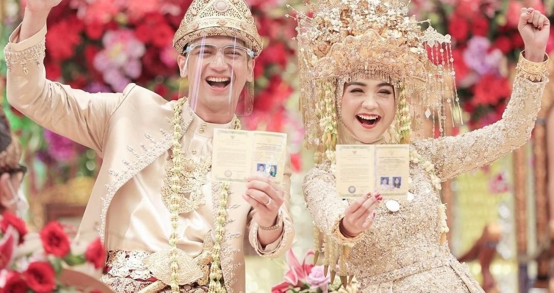 Kado Pernikahan Ria Ricis dan Teuku Ryan dari Dokter Oky Pratama