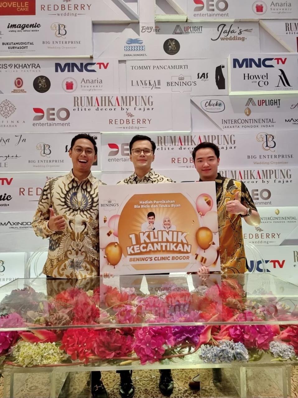 Kado Pernikahan Ria Ricis dan Teuku Ryan dari Dokter Oky Pratama 2 Kado Pernikahan Ria Ricis dan Teuku Ryan dari Dokter Oky Pratama