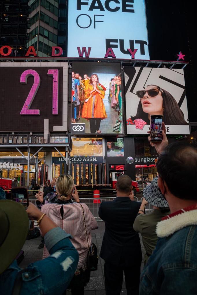Keren! Yayasan Batik Indonesia Tampil di Billboard Time Square New York 2 Keren! Yayasan Batik Indonesia Tampil di Billboard Time Square New York_Womanindonesia