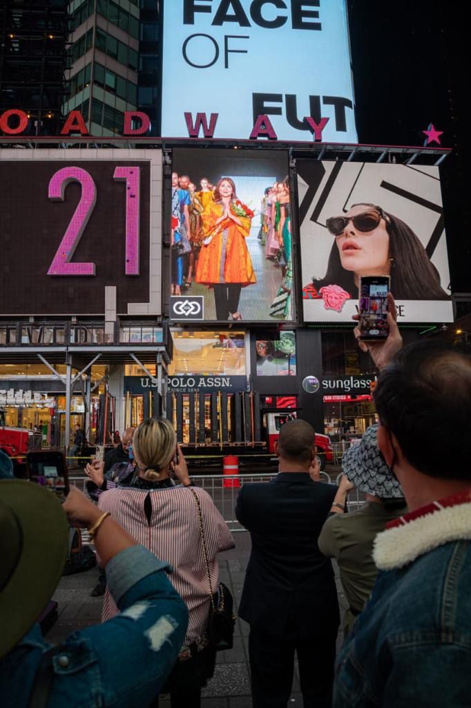 Keren! Yayasan Batik Indonesia Tampil di Billboard Time Square New York_Womanindonesia