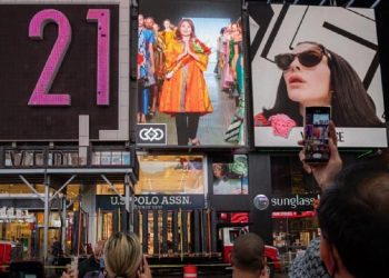 Keren! Yayasan Batik Indonesia Tampil di Billboard Time Square New York_Womanindonesia