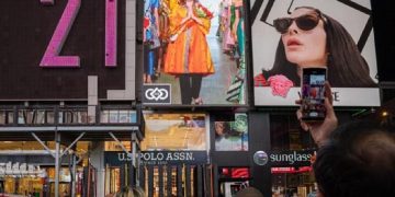 Keren! Yayasan Batik Indonesia Tampil di Billboard Time Square New York_Womanindonesia