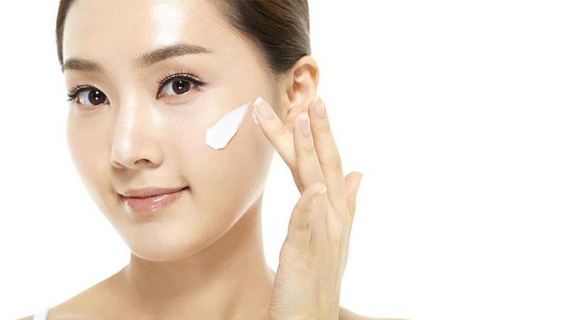 Mengenal Perawatan Wajah Glass Skin yang Populer di Korea 5 Mengenal Perawatan Wajah Glass Skin yang Populer di Korea_womanindonesia.jpg