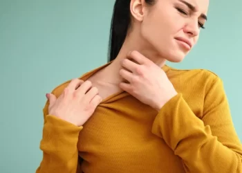 Menggaruk Kulit Saat Menstruasi Sebabkan Stretch Mark, Mitos atau Fakta?