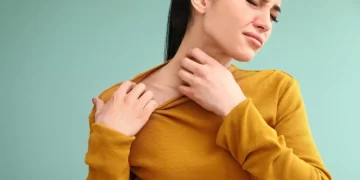 Menggaruk Kulit Saat Menstruasi Sebabkan Stretch Mark, Mitos atau Fakta?