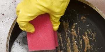 Seberapa Bahaya Bakteri Spons Cuci Piring yang Anda Pakai_womanindonesia.jpg