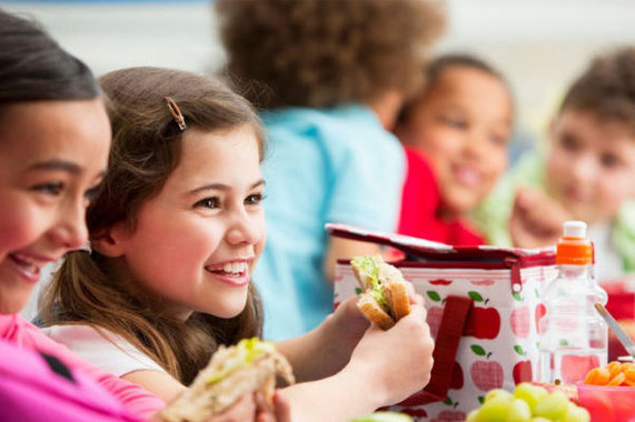Seberapa Sering Anak Diperbolehkan Menikmati Makanan Cepat Saji? 2 Seberapa Sering Anak Diperbolehkan Menikmati Makanan Cepat Saji_Womanindonesia.jpg