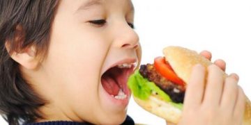 Seberapa Sering Anak Diperbolehkan Menikmati Makanan Cepat Saji_Womanindonesia.jpg