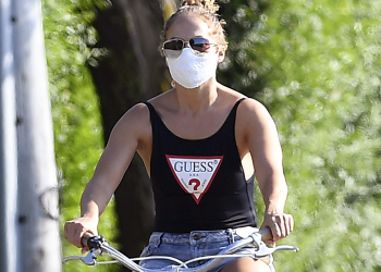 Mengintip 4 Gaya Selebriti Saat Bersepeda_Womanindonesia.jpg