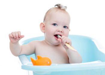 Usia Berapa Anak Diperkenalkan Menggosok Gigi_Womanindonesia.jpg