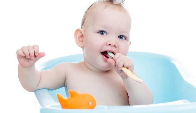 Usia Berapa Anak Diperkenalkan Menggosok Gigi_Womanindonesia.jpg