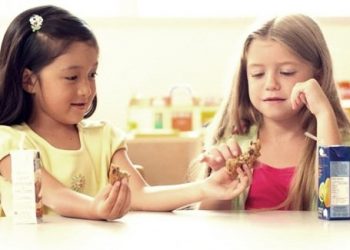 Hari Sosial 2021: 5 Tips Melatih Anak Memiliki Jiwa Sosial Tinggal