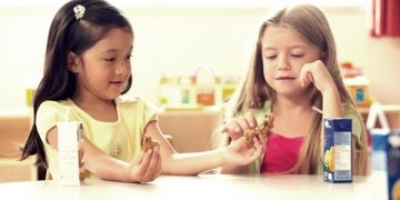 Hari Sosial 2021: 5 Tips Melatih Anak Memiliki Jiwa Sosial Tinggal