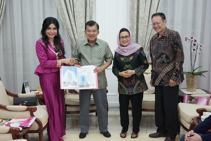 Keren... Prof. Deby Vinski Owner Celltech Raih Gatra Award Ke-2 Kalinya_womanindonesia
