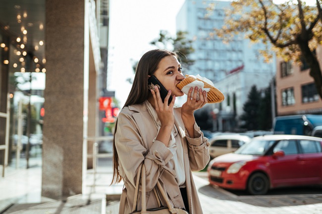 Ladies... Stop Lakukan 5 Kebiasaan Makan Berikut Ini 4 Ladies... Stop Lakukan 5 Kebiasaan Makan Berikut Ini