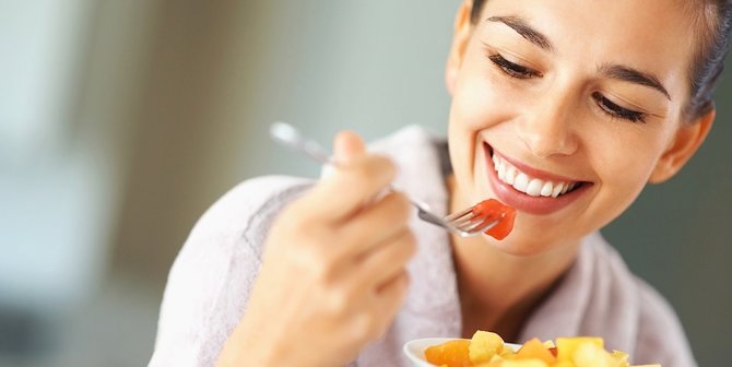 Ladies... Stop Lakukan 5 Kebiasaan Makan Berikut Ini 2 Ladies... Stop Lakukan 5 Kebiasaan Makan Berikut Ini