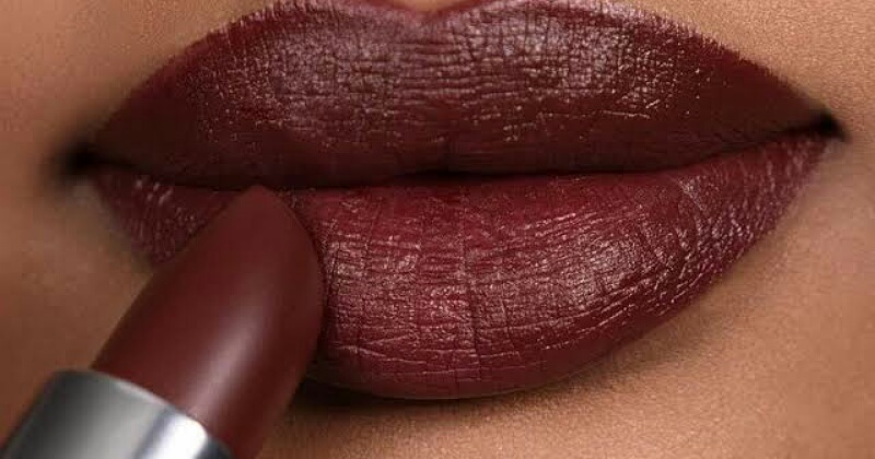 Bibir Gelap dan Berpigmen, Ini 9 Warna Lipstik yang Cocok Buat Kamu 4 Bibir Gelap dan Berpigmen, Ini 9 Warna Lipstik yang Cocok Buat Kamu_womanindonesia.co.id