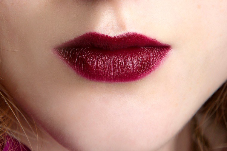 Bibir Gelap dan Berpigmen, Ini 9 Warna Lipstik yang Cocok Buat Kamu 5 Bibir Gelap dan Berpigmen, Ini 9 Warna Lipstik yang Cocok Buat Kamu_womanindonesia.co.id
