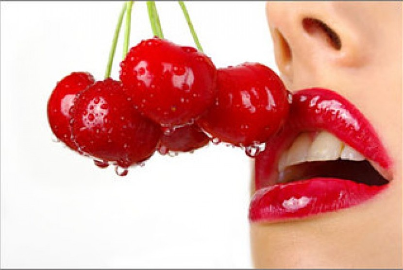 Bibir Gelap dan Berpigmen, Ini 9 Warna Lipstik yang Cocok Buat Kamu 6 Bibir Gelap dan Berpigmen, Ini 9 Warna Lipstik yang Cocok Buat Kamu_womanindonesia.co.id