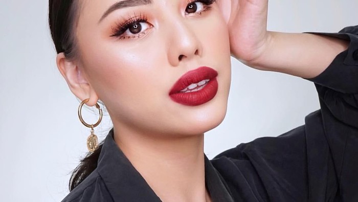 Bibir Gelap dan Berpigmen, Ini 9 Warna Lipstik yang Cocok Buat Kamu 9 Bibir Gelap dan Berpigmen, Ini 9 Warna Lipstik yang Cocok Buat Kamu_womanindonesia.co.id