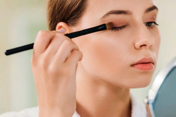 6 Tips Makeup yang Tepat untuk Berkantor 4 6 Tips Makeup yang Tepat untuk Berkantor_womanindonesia.co.id